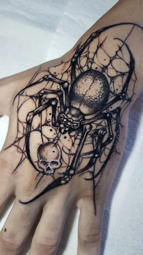 Tatuagem blackwork de aranha na mão, por Bia, Clash Tattoo Ribeirão Preto