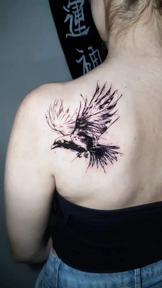 Tatuagem blackwork de corvo nas costas, por Bia, Clash Tattoo Ribeirão Preto