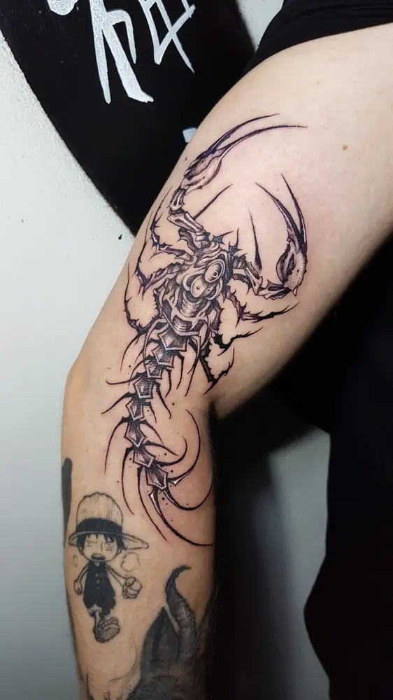 Tatuagem blackwork de escorpião no braço, por Bia, Clash Tattoo Ribeirão Preto