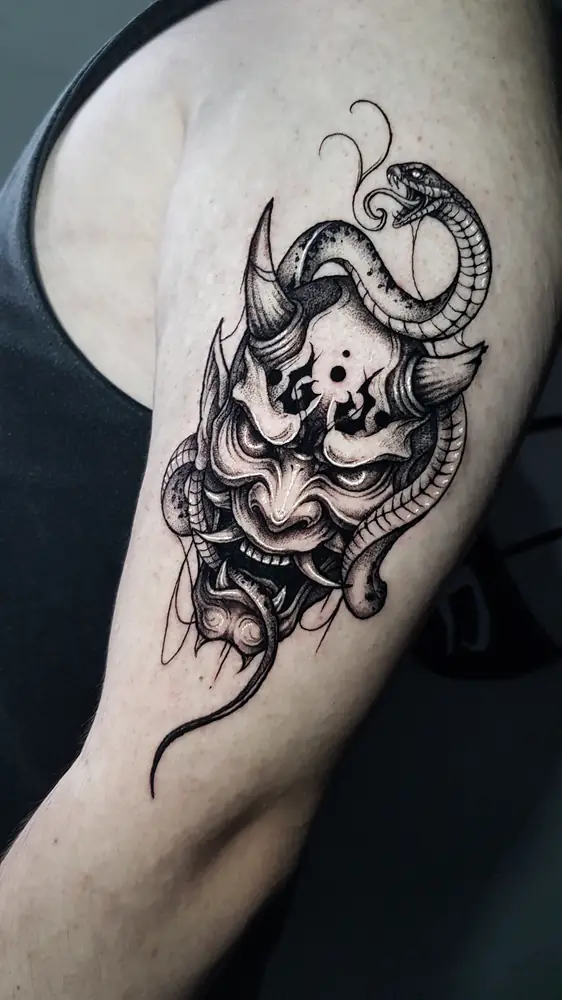 Tatuagem blackwork de máscara hannya com serpente no braço, por Bia, Clash Tattoo Ribeirão Preto