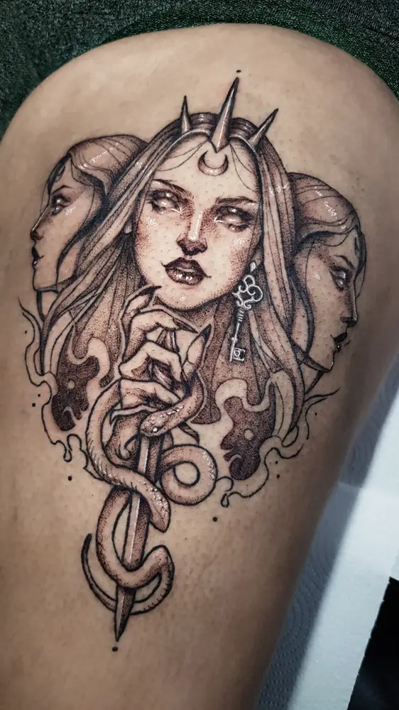 Tatuagem dark ornamental de figura feminina com serpente na coxa, por Bia, Clash Tattoo Ribeirão Preto