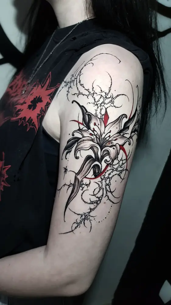 Tatuagem dark ornamental com vermelho no braço, por Bia, Clash Tattoo Ribeirão Preto