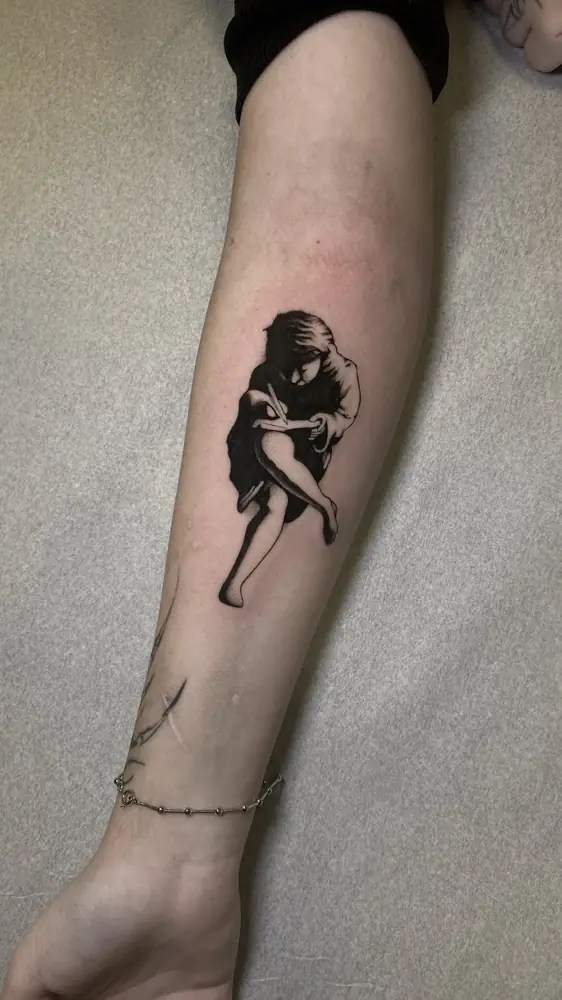Tatuagem blackwork de figura feminina no antebraço, por Luan Machado, Clash Tattoo Ribeirão Preto