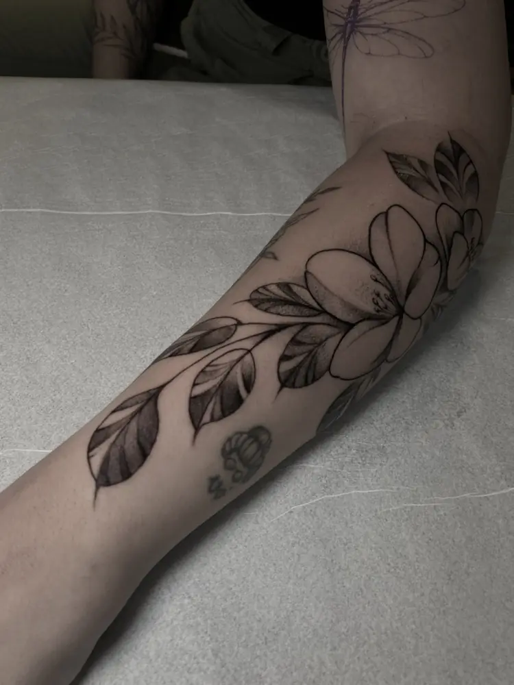 Tatuagem blackwork floral no braço, por Luan Machado, Clash Tattoo Ribeirão Preto
