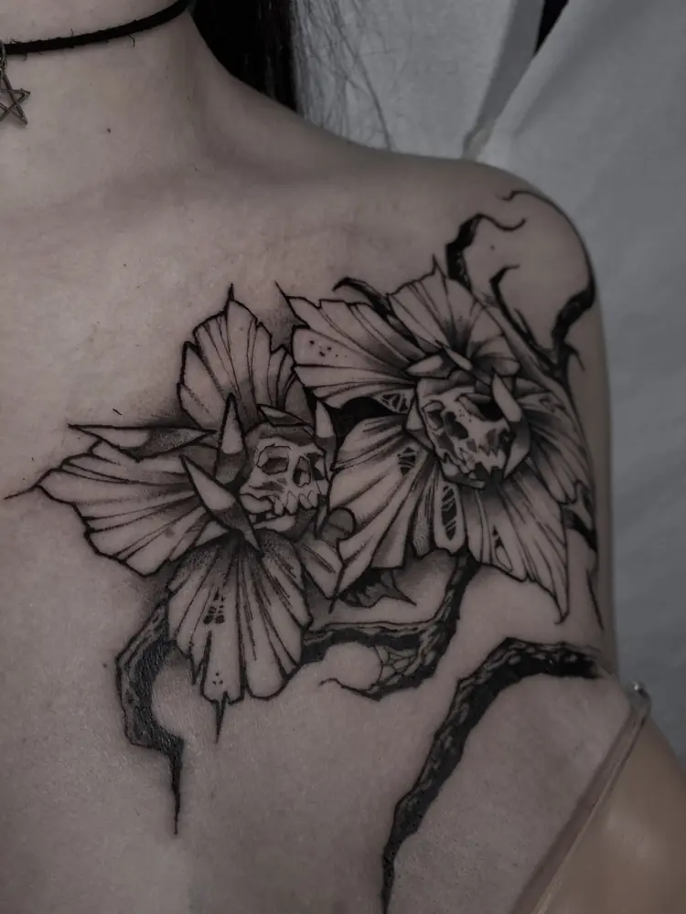 Tatuagem blackwork floral no ombro, por Luan Machado, Clash Tattoo Ribeirão Preto