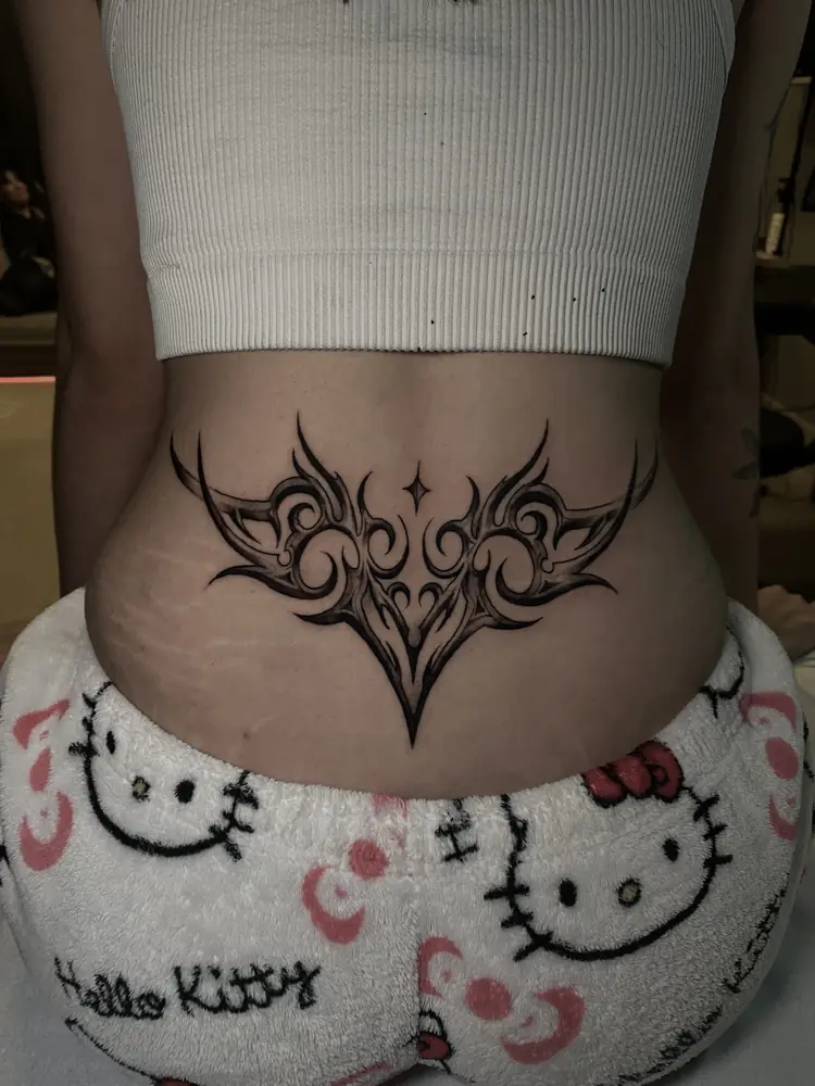 Tatuagem neo tribal na lombar, por Luan Machado, Clash Tattoo Ribeirão Preto