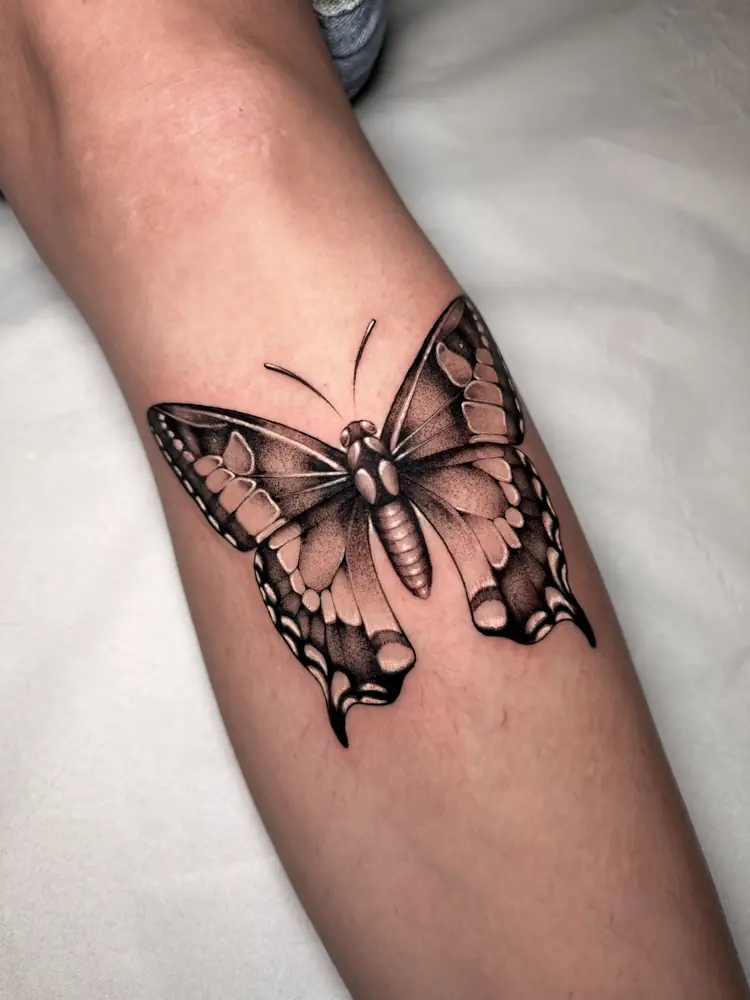 Tatuagem blackwork de borboleta no antebraço, por Moita, Clash Tattoo Ribeirão Preto