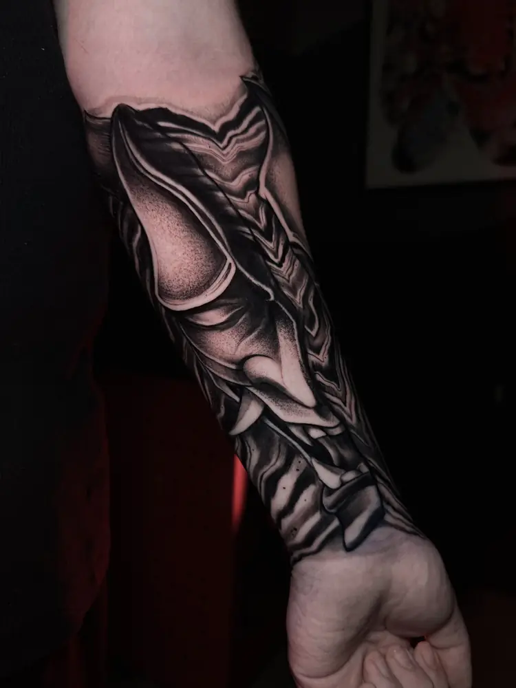Tatuagem blackwork ornamental no antebraço, por Moita, Clash Tattoo Ribeirão Preto