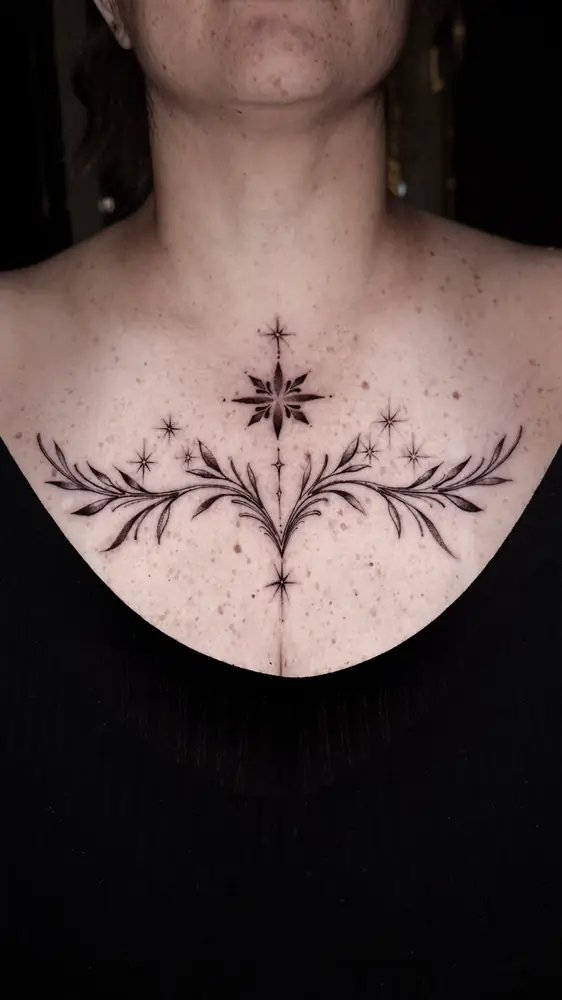 Tatuagem fine line ornamental no colo, por Moita, Clash Tattoo Ribeirão Preto
