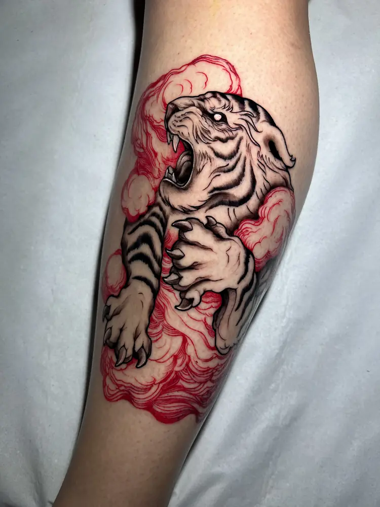 Tatuagem oriental de tigre com vermelho no antebraço, por Moita, Clash Tattoo Ribeirão Preto