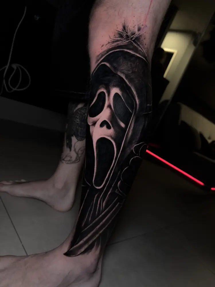 Tatuagem realismo do Ghostface na perna, por Moita, Clash Tattoo Ribeirão Preto