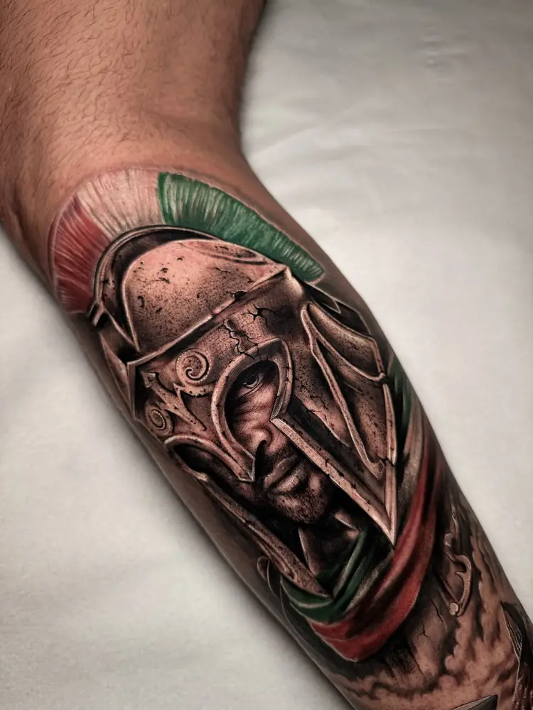 Tatuagem realismo de capacete de gladiador no antebraço, por Moita, Clash Tattoo Ribeirão Preto