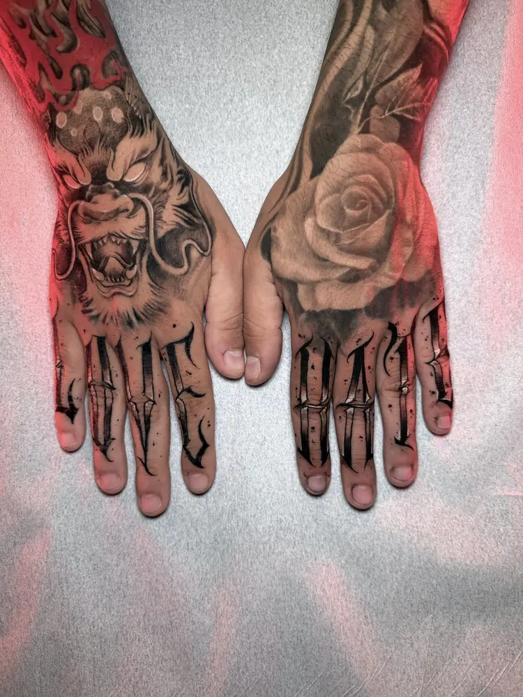 Tatuagem realismo de leão e rosa nas mãos, por Moita, Clash Tattoo Ribeirão Preto