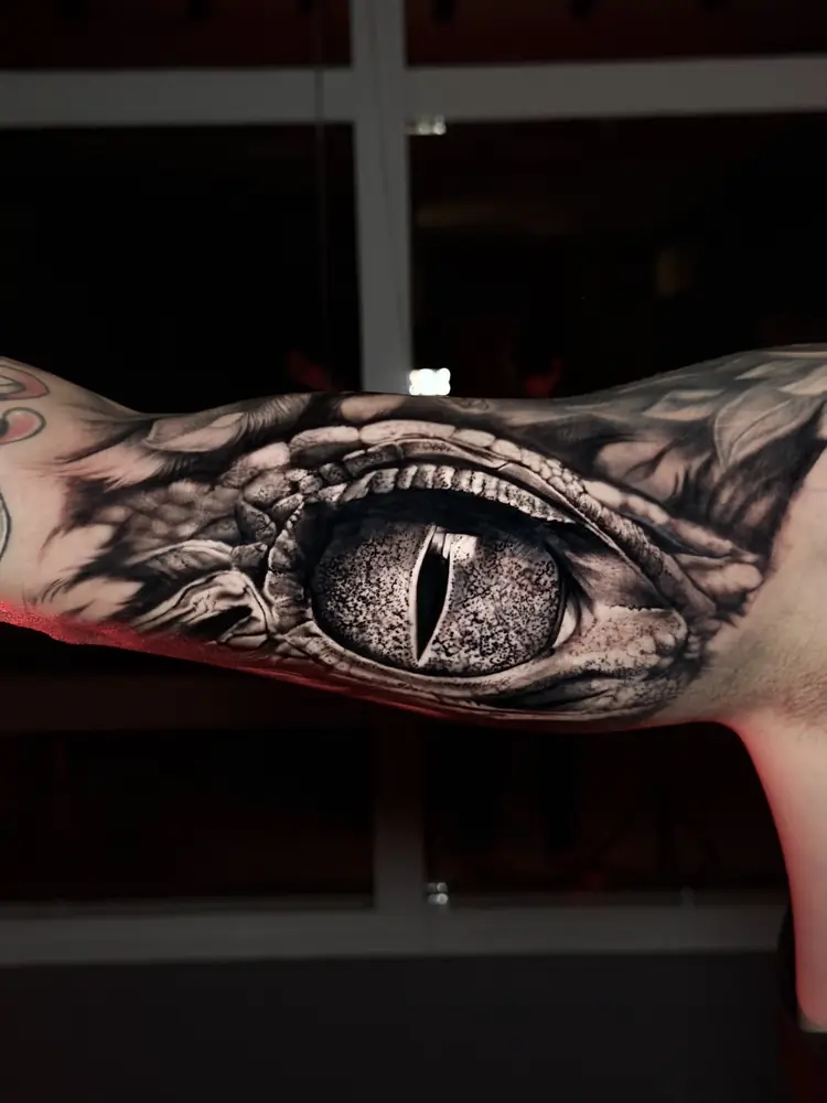 Tatuagem realismo de olho de réptil no braço, por Moita, Clash Tattoo Ribeirão Preto