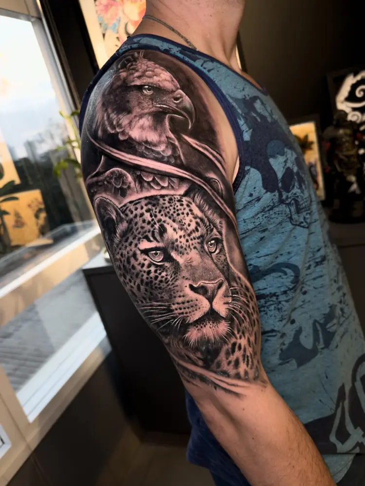 Tatuagem realismo de onça e águia no braço, por Moita, Clash Tattoo Ribeirão Preto
