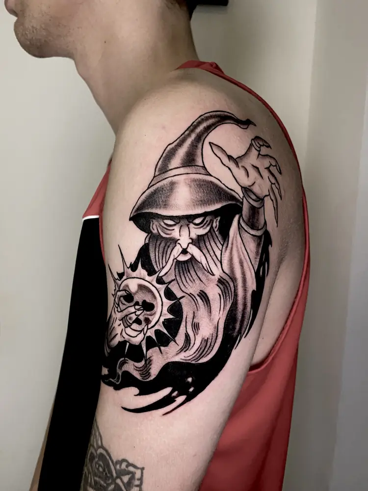 Tatuagem blackwork de mago no braço, por Rafa, Clash Tattoo Ribeirão Preto