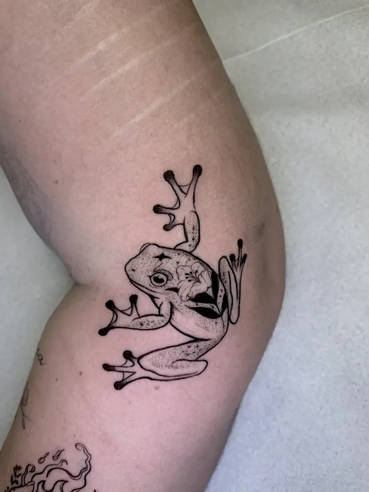 Tatuagem blackwork de sapo no braço, por Rafa, Clash Tattoo Ribeirão Preto
