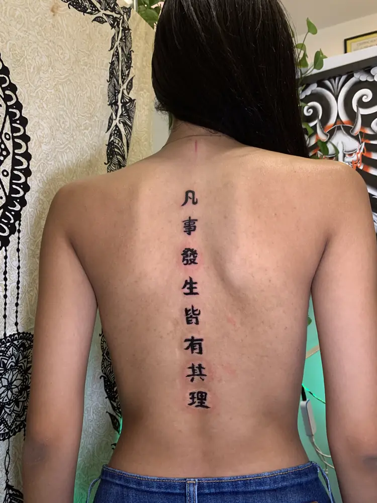 Tatuagem de lettering em kanji na coluna, por Rafa, Clash Tattoo Ribeirão Preto